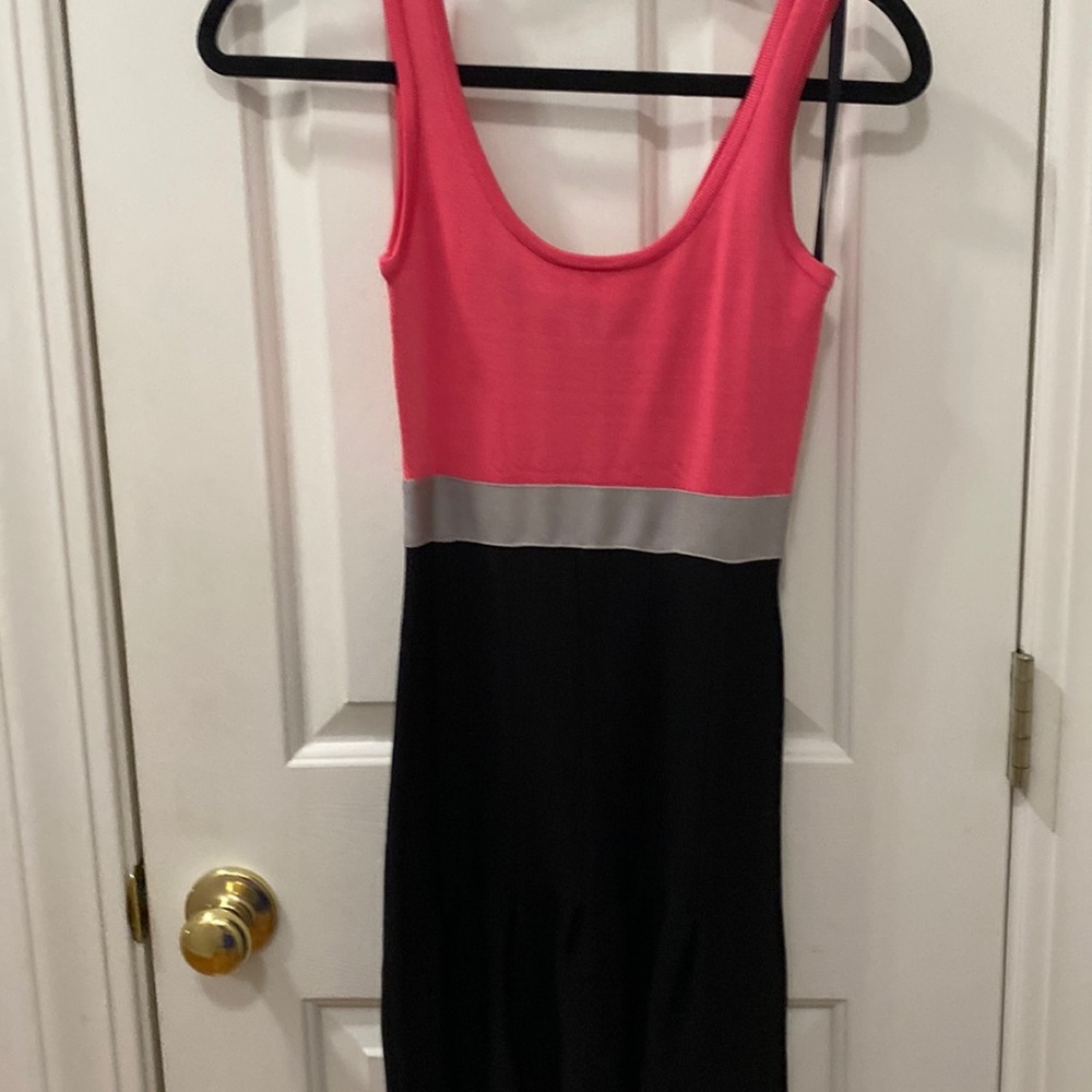 Bebe XS Sleeveless dress flared at the bottom tricolored